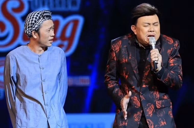 Chiều 9/12, khi hay tin Chí Tài qua đời vì đột quỵ, Hoài Linh là một trong những bạn bè nghệ sĩ đầu tiên có mặt trong bệnh viện lo hậu sự cho bạn.