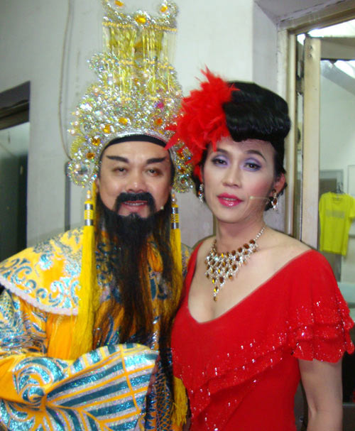 Còn Hoài Linh chia sẻ: "Anh Chí Tài là anh cả của nhóm nghệ sĩ chúng tôi. Anh là người ít nói, hiểu chuyện và luôn lắng nghe ý kiến của mọi người. Nếu mọi người nói đúng, anh Tài luôn tôn trọng, không nề hà chuyện vai vế nhỏ hơn hay lớn. Tôi phải công nhận anh Tài đúng “chất” đàn anh. Ngoài ra, anh còn là người tận tâm, nhiệt tình. Nói chung, với tôi anh Chí Tài là số một".