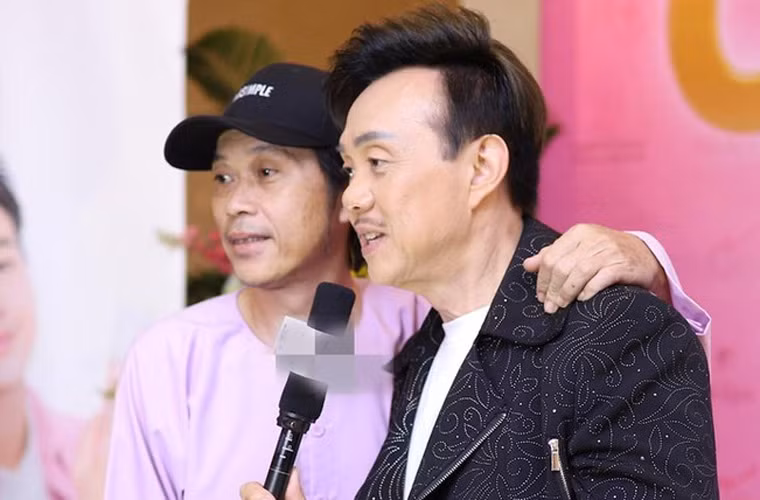 “Hoài Linh khóc rất nhiều. Giờ anh đang trong bệnh viện lo cho anh Tài. Anh em nghệ sĩ ai cũng sốc", ca sĩ Hồ Lệ Thu cho biết.