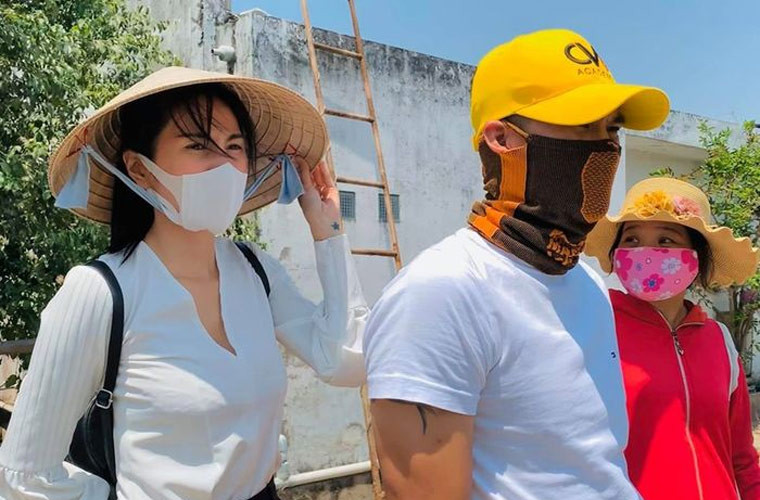 Không chỉ vận động mọi người quyên tiền ủng hộ, Thủy Tiên còn cùng ông xã Công Vinh xuống tận các tỉnh miền Tây để khảo sát, trao tặng từ thiện đúng người, đúng chỗ.