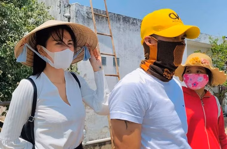 Không chỉ vận động mọi người quyên tiền ủng hộ, Thủy Tiên còn cùng ông xã Công Vinh xuống tận các tỉnh miền Tây để khảo sát, trao tặng từ thiện đúng người, đúng chỗ.