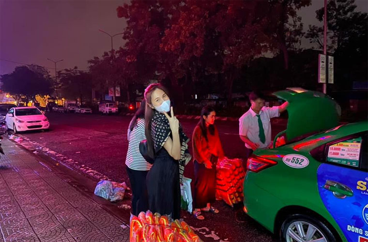 Thiếu ngủ và đi lại rất gấp gáp nhưng nữ ca sĩ vẫn tràn đầy năng lượng và luôn cười tươi trong suốt hành trình vất vả.