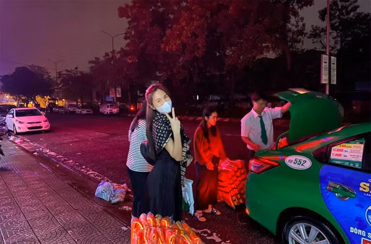 Thiếu ngủ và đi lại rất gấp gáp nhưng nữ ca sĩ vẫn tràn đầy năng lượng và luôn cười tươi trong suốt hành trình vất vả.