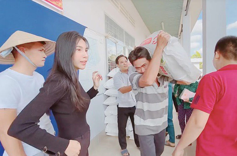 Cuối tháng 6/2020, Thủy Tiên và Công Vinh về Tiền Giang và Bến Tre trao tận tay gần 2 tỷ lúa giống cho bà con nông dân đang bị hạn mặn.