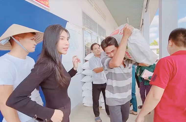Cuối tháng 6/2020, Thủy Tiên và Công Vinh về Tiền Giang và Bến Tre trao tận tay gần 2 tỷ lúa giống cho bà con nông dân đang bị hạn mặn.