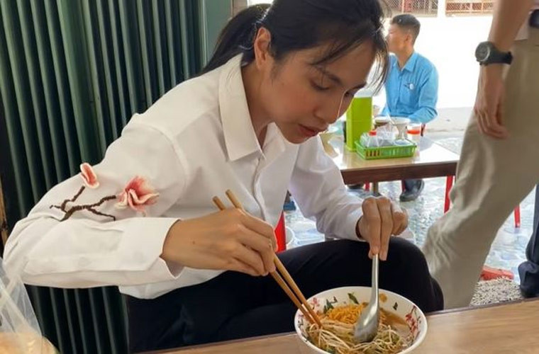 Chuyến đi thiện nguyện ở miền Tây rất vất vả thậm chí có lúc Thủy Tiên chỉ kịp ăn vội bát mì tôm rồi lại tiếp tục cuộc hành trình, nhưng khi chồng hỏi có mệt không cô chỉ đáp: “"Vinh có mệt không? Tiên không mệt!".