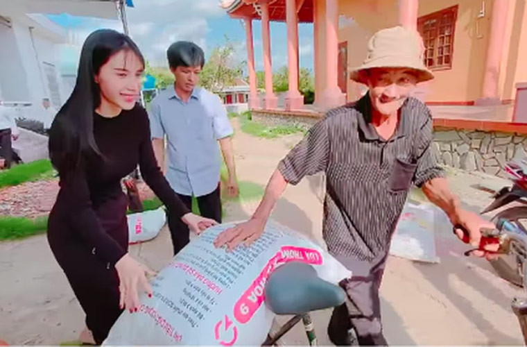 Cô tìm hiểu và biết nhiều nông dân không vay mượn được tiền mua lúa giống cho vụ mới vì hạn mặn, khó khăn kéo dài từ năm ngoái, Thủy Tiên bàn với chồng trích 2 tỷ trong 15 tỷ đồng tiền được khán giả quyên góp hồi cuối tháng 3 để mua lúa giống tặng bà con.