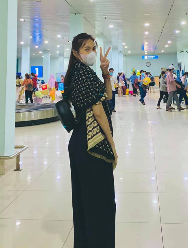 “Cả đêm qua không ngủ được, không biết sao mình cứ nhắm mắt là thấy hình ảnh lũ lụt miền trung lẫn quẩn trong đầu. Đi sẽ rất vất vả, vì một khi mà mình đã làm gì thì mình cứ hay phải tự tay làm tới nơi tới chốn nên chả biết sức mình có chịu nổi hay không... Mình quyết định sẽ bỏ bớt công việc đi ra giúp đỡ và chia sẻ cùng người dân miền Trung một phần nào đó khó khăn”, Thủy Tiên tâm sự trên trang cá nhân.