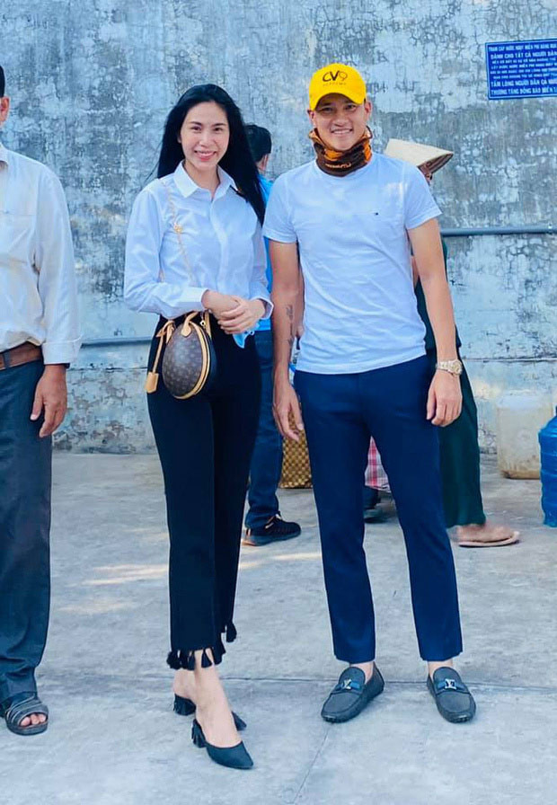 "Hai ngày liên tục từ sáng sớm đến tối mịt mới về đến nhà, hết nắng rồi mưa. Không biết mọi người xem clip cảm thấy thế nào, chứ Tiên khóc luôn á... vì thương quá, sao mà còn nhiều hoàn cảnh khổ đến vậy. Sẽ còn quay lại tìm gặp những người dân khó khăn này để chia sẻ cùng bà con. Cảm ơn đời mỗi sớm mai thức dậy, ta có thêm gì nữa để cho đi", Thủy Tiên viết trên trang cá nhân.