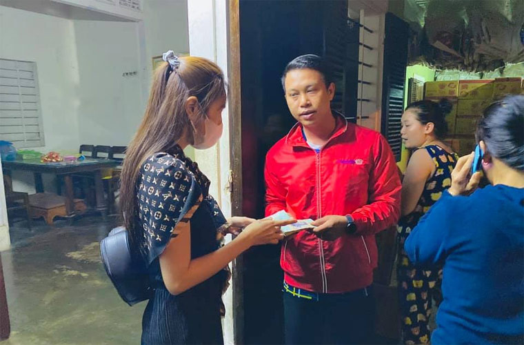 Ngay sau đó giọng ca Ngôi nhà hạnh phúc thông báo trên trang cá nhân lịch trình của mình: “Mình bay ra Huế đợt 1 luôn, do đọc tin nhiều bạn gửi bị cô lập mất điện không còn đồ ăn và nước uống thương quá... nên Tiên bỏ việc bay ra luôn mai sẽ đi 3 điểm là Quảng Thành, Quảng Điền, Phong Điền”.