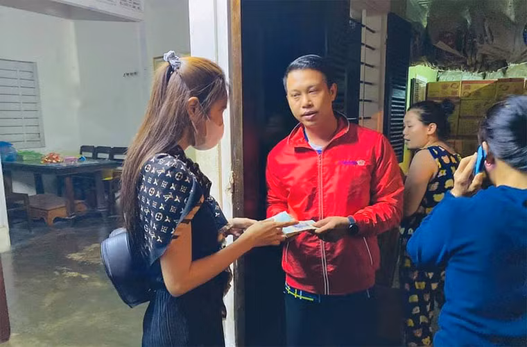 Ngay sau đó giọng ca Ngôi nhà hạnh phúc thông báo trên trang cá nhân lịch trình của mình: “Mình bay ra Huế đợt 1 luôn, do đọc tin nhiều bạn gửi bị cô lập mất điện không còn đồ ăn và nước uống thương quá... nên Tiên bỏ việc bay ra luôn mai sẽ đi 3 điểm là Quảng Thành, Quảng Điền, Phong Điền”.