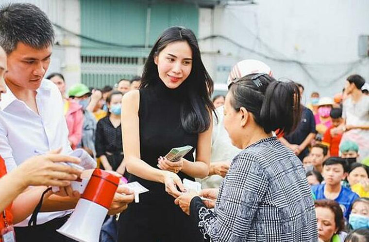 Nữ ca sĩ cho biết, sau khi lũ rút cô sẽ tới tận nơi hỗ trợ người dân tiền mặt để trang trải cuộc sống, sửa chữa nhà cửa và nếu có thêm tiền đóng góp cô sẽ làm lại các con đường, cây cầu bị hỏng trong lũ.