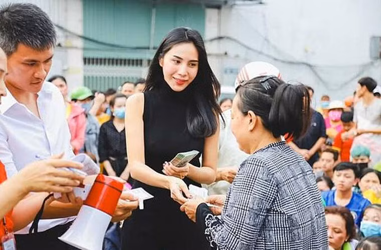 Nữ ca sĩ cho biết, sau khi lũ rút cô sẽ tới tận nơi hỗ trợ người dân tiền mặt để trang trải cuộc sống, sửa chữa nhà cửa và nếu có thêm tiền đóng góp cô sẽ làm lại các con đường, cây cầu bị hỏng trong lũ.