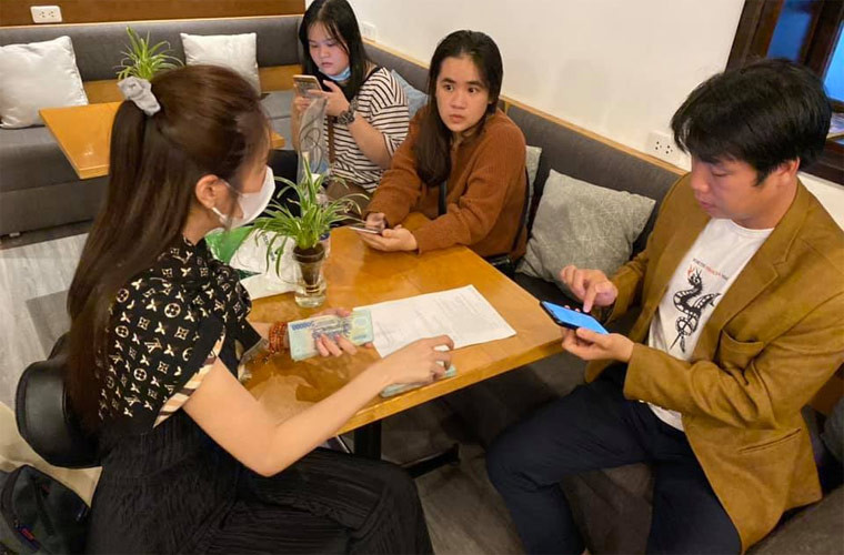 Sau 14 giờ kêu gọi, Thủy Tiên cho biết cô đã quyên góp được 8 tỷ đồng tiền ủng hộ miền Trung và thông báo cô đã ra Huế.