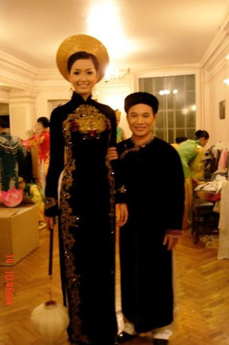 Chiều cao khiêm tốn càng khiến ca sĩ Quang Linh bị người đẹp 1m80 "dìm hàng" thê thảm.