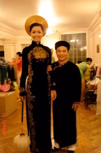 Chiều cao khiêm tốn càng khiến ca sĩ Quang Linh bị người đẹp 1m80 "dìm hàng" thê thảm.