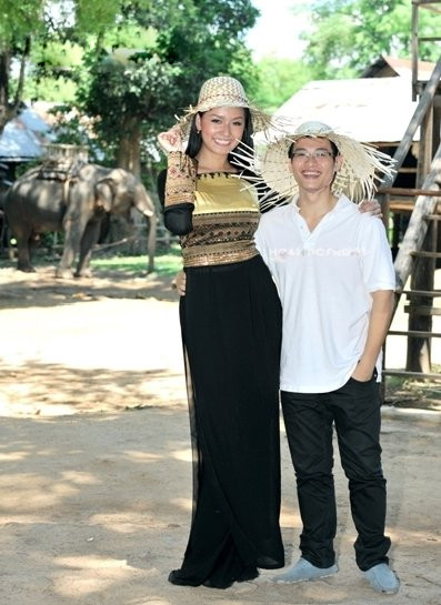 Đôi chân dài 1m18 còn được "đôn" lên bởi đôi giày cao gót khiến Mai Phương Thúy trông càng lênh khênh.