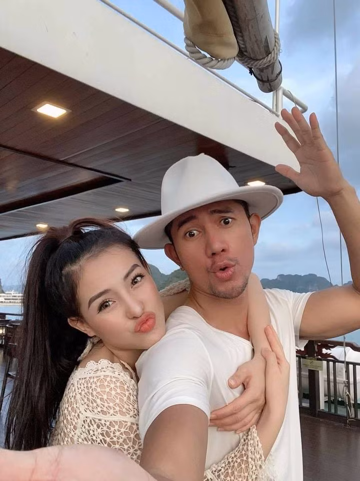  Sao Việt kể chuyện phòng the dù không còn là chủ đề mới nhưng vẫn khiến không ít người bị "ném đá" vì quá bạo miệng. Trong livestream mới đây với Lương Bằng Quang, Ngân 98 gây choáng khi công khai tần suất chăn gối của cả hai: "Ngân với chú Quang một tuần 5 - 6 ngày luôn. Mỗi ngày là từ 3 - 4 lần". 