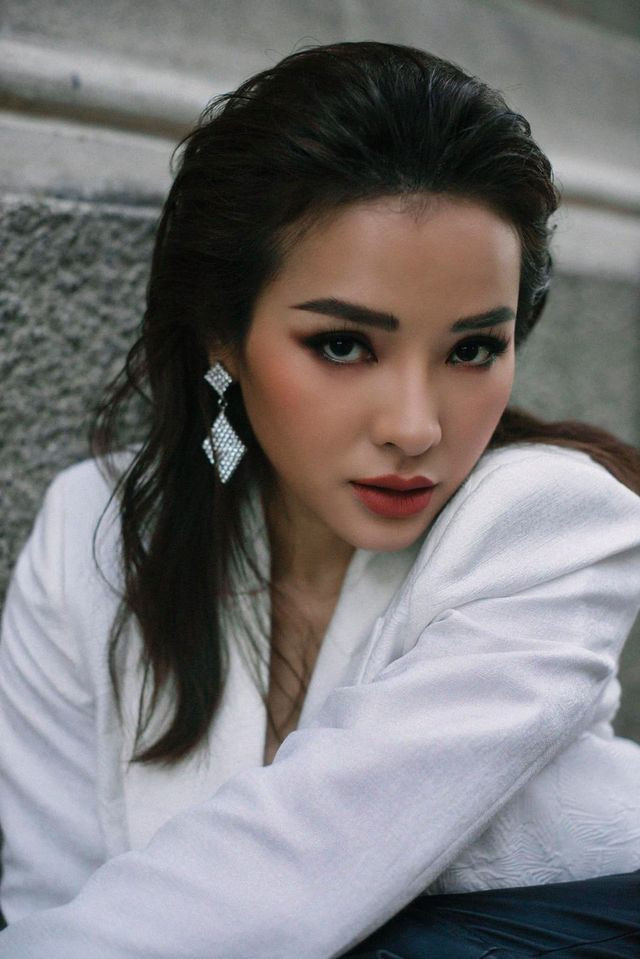 Phương Trinh Jolie cũng từng chia sẻ khá cởi mở khi được hỏi về tần suất làm chuyện ấy. Cô cho hay, khoảng 1 lần/ngày và địa điểm lý tưởng để làm chuyện ấy là khắp mọi nơi miễn sao chỗ đó chỉ có hai người.