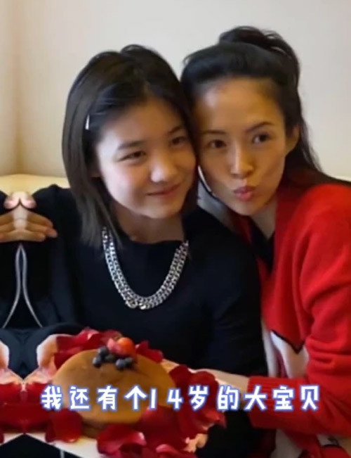 Chương Tử Di có quan hệ rất tốt với con gái riêng của chồng. Cô thường xuyên đăng ảnh hai mẹ con thân thiết trên mạng xã hội.