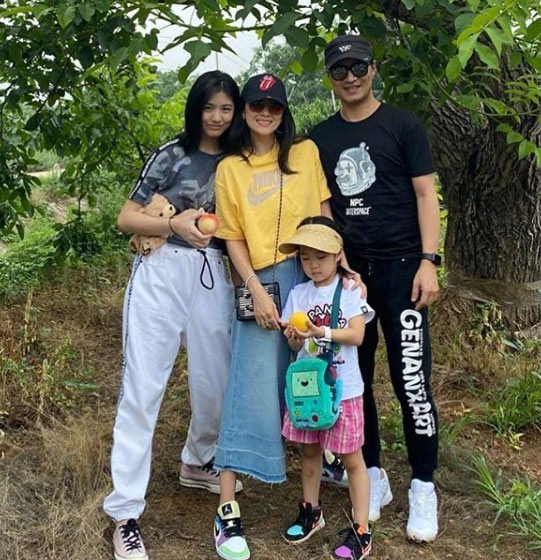 Chương Tử Di và Uông Phong kết hôn năm 2005. Hai người đã có một con gái chung 4 tuổi. Trước khi kết hôn với Chương Tử Di, Uông Phong đã có 2 đời vợ và 2 con gái riêng.