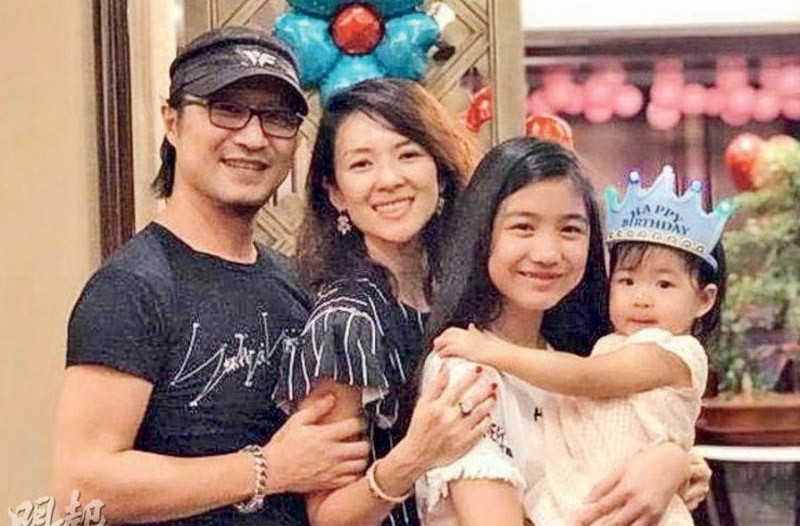 Tuy nhiên phát ngôn này của nữ diễn viên đã khiến cô bị cư dân mạng chỉ trích bởi đã gián tiếp nói xấu mẹ của con riêng, người mẫu Ge Huijie, dù chính chồng cô, Uông Phong không cho vợ cũ gặp con gái.