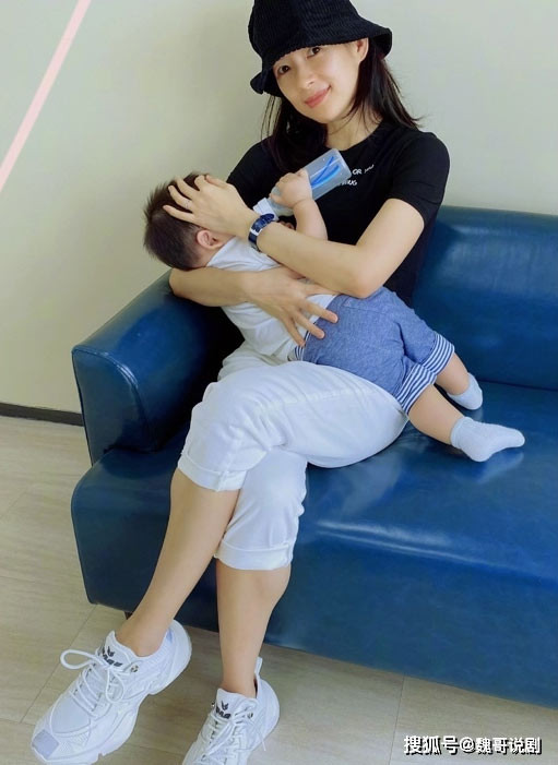 Chụp ảnh khi cho con uống sữa, Chương Tử Di cũng lấy tay che mặt con.