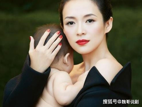 Lần nào chụp ảnh, Chương Tử Di cũng cố giấu mặt con trai.