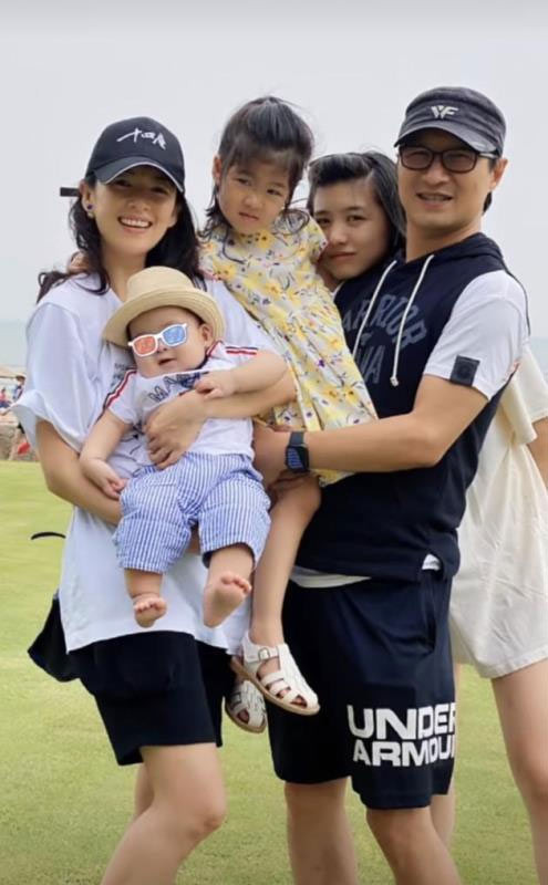 Trong video đăng lên mạng xã hội mới đây, lần đầu tiên Chương Tử Di để lộ mặt con trai sau 10 tháng cậu bé chào đời.