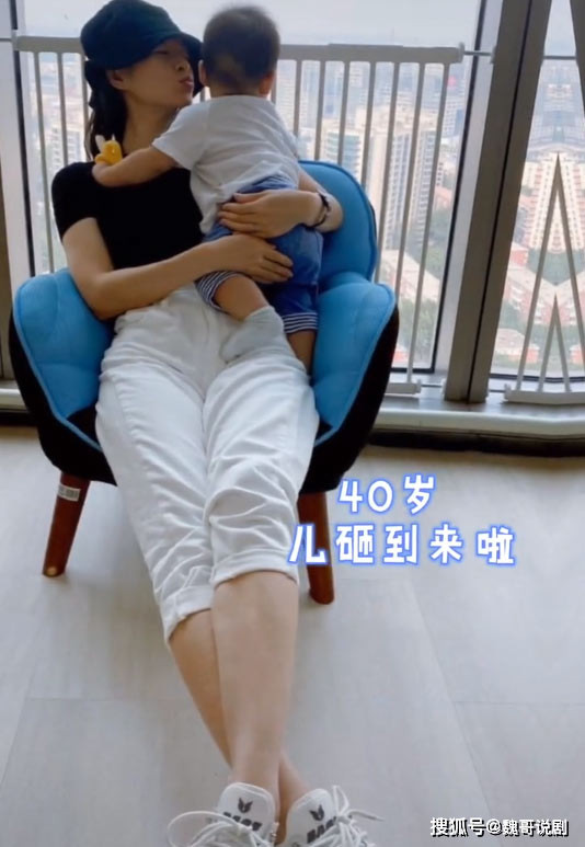 Truyền thông Trung Quốc cho biết, nữ diễn viên 40 tuổi sinh con trai ở California, Mỹ, cậu bé nặng 3,6kg.