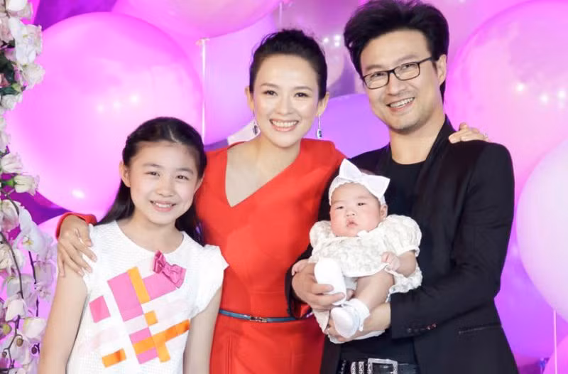 Sau khi cưới, Chương Tử Di và Uông Phong chuyển tới sống trong căn hộ ngay phía dưới tầng nơi cha mẹ cô đang sinh sống.