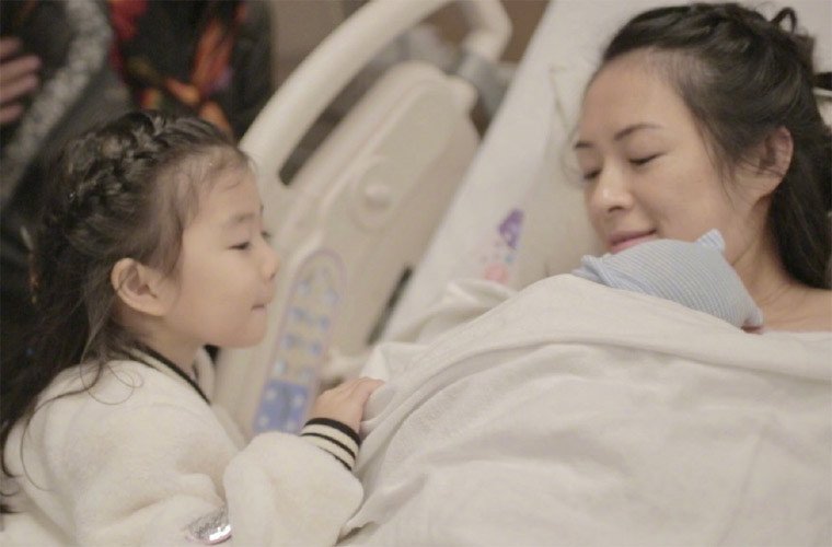 Ngày 1/1/2020, Chương Tử Di sinh con trai thứ hai. Nữ diễn viên "Ngọa hổ tàng long" ngay lập tức khoe trên trang cá nhân nhưng không để lộ mặt con trai.