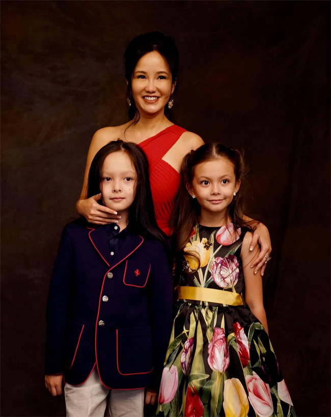 Bé Tôm, anh trai cả, sở hữu vẻ đẹp lãng tử với mái tóc dài. Còn bé Tép thì gây ấn tượng với vẻ dịu dàng, nữ tính.