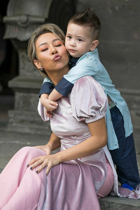 Năm 2016, ca sĩ Thảo Trang bất ngờ tuyên bố sinh con và làm mẹ đơn thân.