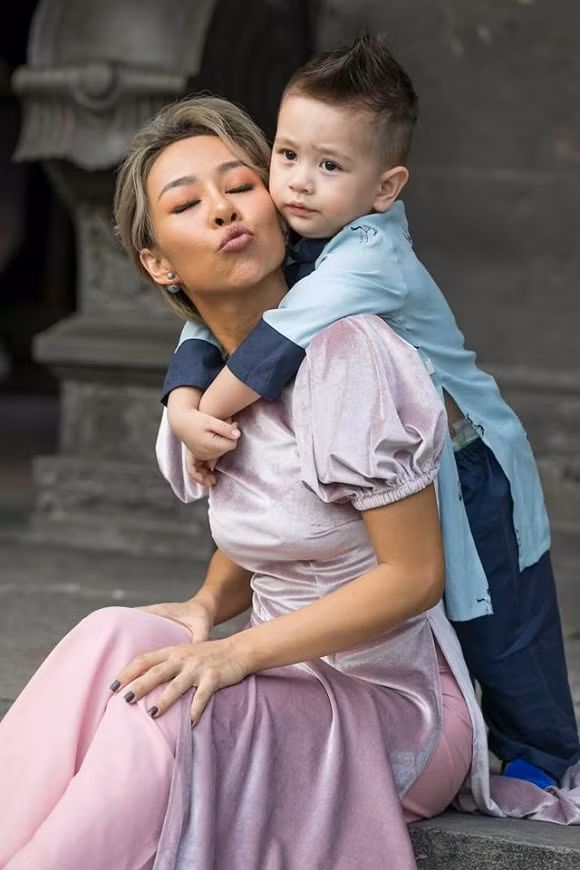 Năm 2016, ca sĩ Thảo Trang bất ngờ tuyên bố sinh con và làm mẹ đơn thân.