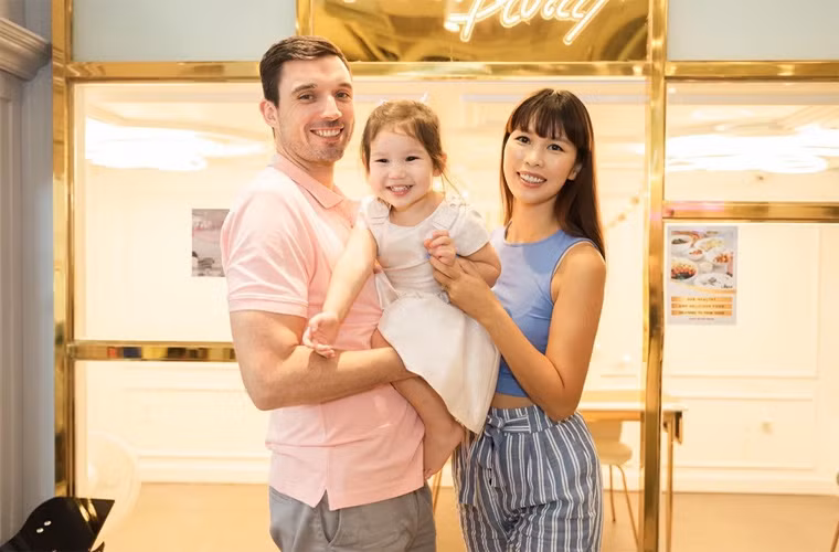 Bé Myla Vũ Dowden là con gái của siêu mẫu Hà Anh và chồng, một thầy giáo tiểu học người Anh.