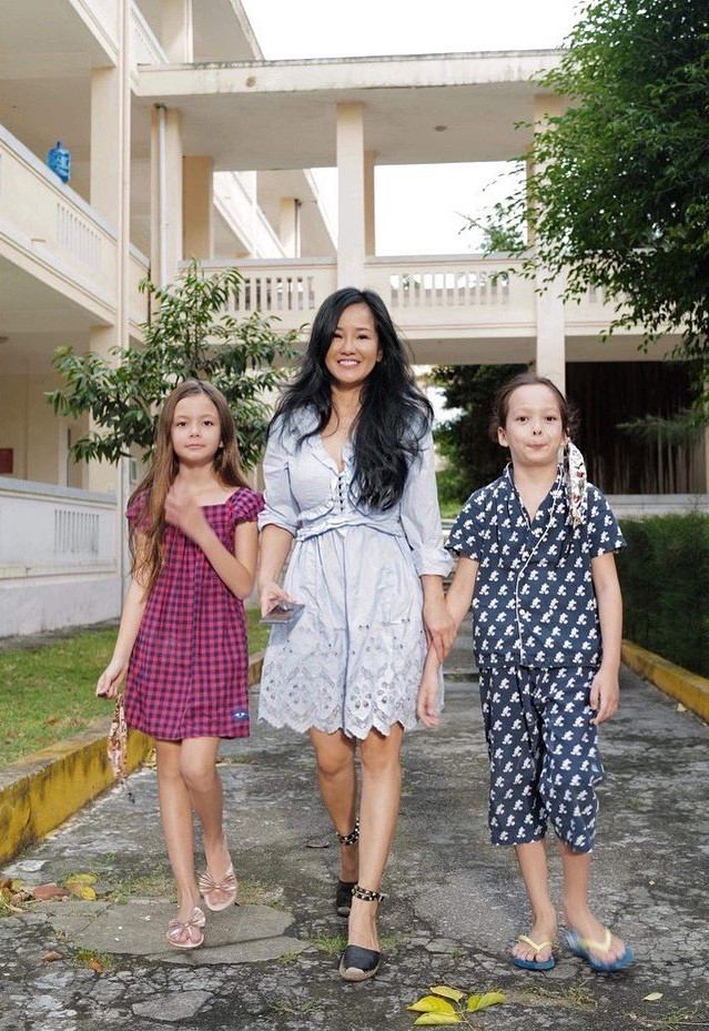 Hai bé Tôm – Tép, cặp song sinh nhà ca sĩ Hồng Nhung nay đã tròn 8 tuổi.