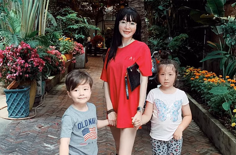 Cadie Mộc Trà và Alfie Túc Mạch được mẹ Elly Trần sinh cách nhau 1 năm. Giờ Mộc Trà đã lên 6 còn em trai cũng 5 tuổi.