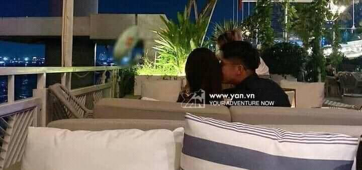 Khoảnh khắc kỷ niệm 2 tháng hẹn hò của Hương Giang - Matt Liu được một thực khách "chộp" được. Matt trao cho bạn trai nụ hôn vào má vô cùng ngọt ngào. Ảnh: Yan.