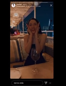 Không chỉ đăng ảnh tình tứ, bạn trai mới của Hương Giang còn đăng tải một đoạn clip ghi lại cảnh nữ ca sĩ vô cùng hạnh phúc. Ảnh cắt clip FBNV.