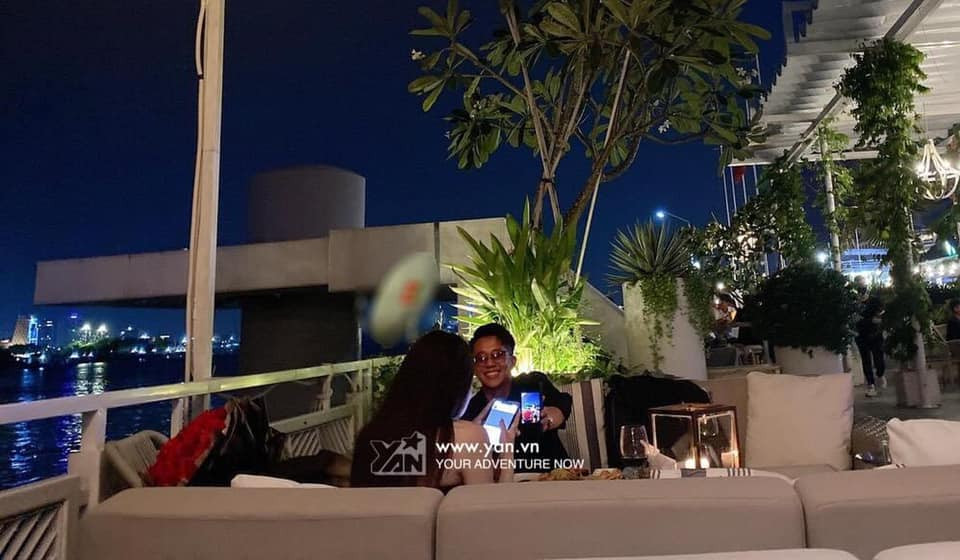 Cặp đôi vui vẻ ăn tối dưới ánh nến lung linh, chụp ảnh chia sẻ lên trang cá nhân. Ảnh: Yan.