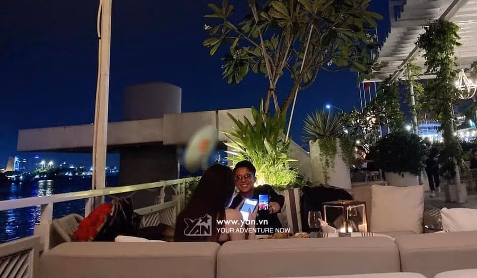 Cặp đôi vui vẻ ăn tối dưới ánh nến lung linh, chụp ảnh chia sẻ lên trang cá nhân. Ảnh: Yan.