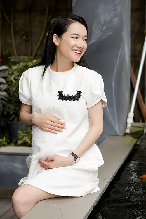 Từ một cô gái chỉ biết đến công việc, Nhã Phương trở thành người phụ nữ của gia đình. Đặc biệt với thiên chức làm mẹ, bà xã Trường Giang thấy mọi thứ thay đổi rất nhiều dù bản thân cô từng nghĩ, có con sẽ không vất vả như thế.