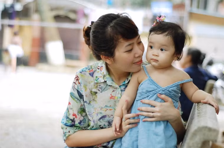 Hình ảnh An Nhiên bụ bẫm ngày bé bên mẹ Diệp Chi.