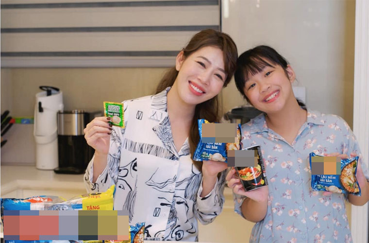 Mọi người theo dõi trang cá nhân của MC Đường lên đỉnh Olympia sẽ không lạ với hình ảnh An Nhiên đáng yêu, bụ bẫm. Nhưng thời gian gần đây, ai cũng công nhận cô nhóc trổ giò và lớn vụt.