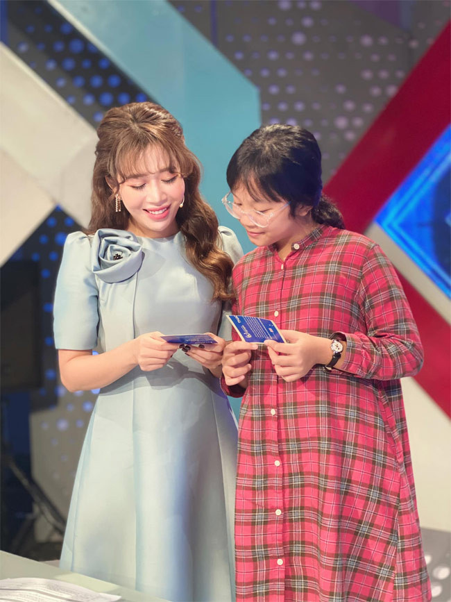 “Hai chị em mà nhìn dáng vóc hông biết bên nào là chị, bên nào là em. Thật sự “hoảng” với tốc độ lớn của An Nhiên đó em ơi. Em mới 9 tuổi thôi mà, hai năm nữa mẹ sẽ đứng đến đâu đây em”, Diệp Chi cảm thán về tốc độ lớn của con gái.