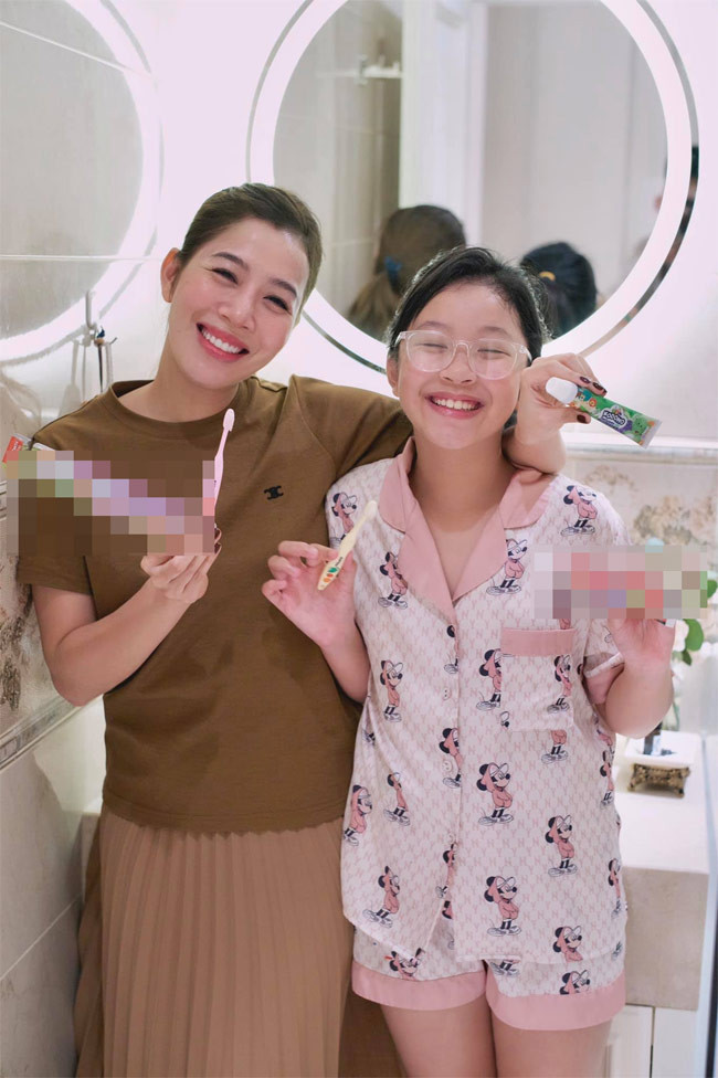 MC Diệp Chi và con gái thân thiết như hai chị em. Hai mẹ con cùng nấu ăn, đi chơi, du lịch.