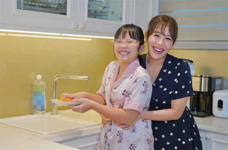 Hai mẹ con Diệp Chi thường xuyên chia sẻ những khoảnh khắc đời thường lên trang cá nhân.