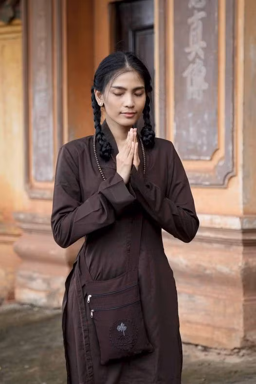 Ngoài Angela Phương Trinh, Trương Thị May cũng là người đẹp ăn chay trường, chăm lễ chùa. Nàng Á hậu của hai cuộc thi Hoa hậu Phụ nữ Việt Nam qua ảnh 2006 và Hoa hậu các dân tộc Việt Nam 2007 biết ăn chay từ năm lên 8 tuổi.