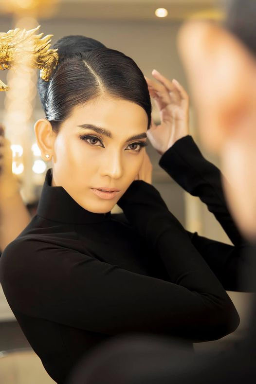 Năm 2012, cô xin đến chùa của sư phụ ở một tháng để thực tập cách sống và sinh hoạt theo nghi thức của nhà chùa. Cứ 0h, 2h, 4h, 6h sáng, cô lại dậy lễ Phật cùng quý thầy, sau đó theo chân quý thầy đi cuốc đất trồng rau, hoa quả… và dọn dẹp chùa.